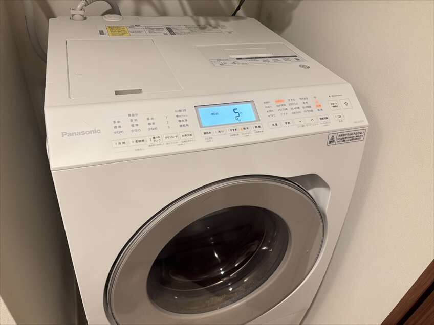2年放置の排水フィルターがヘドロ化⁈目黒区でのドラム式洗濯機(パナソニックNA-LX127C)分解掃除事例
