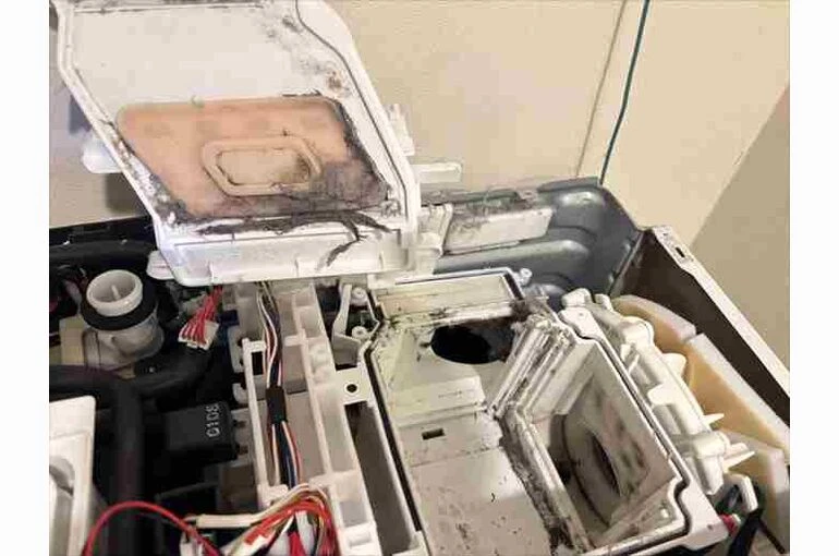    日立の乾燥フィルターは目詰まりしやすい？千代田区でのドラム式洗濯機BD-SX110Fの分解掃除事例   
