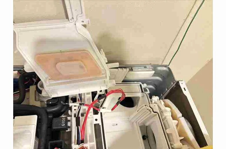    日立の乾燥フィルターは目詰まりしやすい？千代田区でのドラム式洗濯機BD-SX110Fの分解掃除事例   